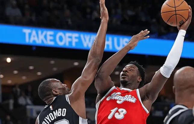 开云体育APP下载-灰熊后卫连续砍分，压哨三分绝杀取胜