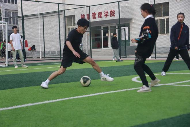 开云体育平台APP-关于精彩纷呈的赛事，足球比赛激情上演的信息