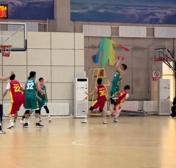 开云APP-关于当红明星现身篮球赛事，粉丝热情追捧的信息