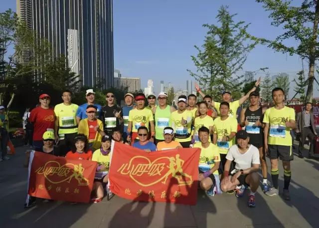 包含河南队在场上坚持不懈，最终取得胜利的词条