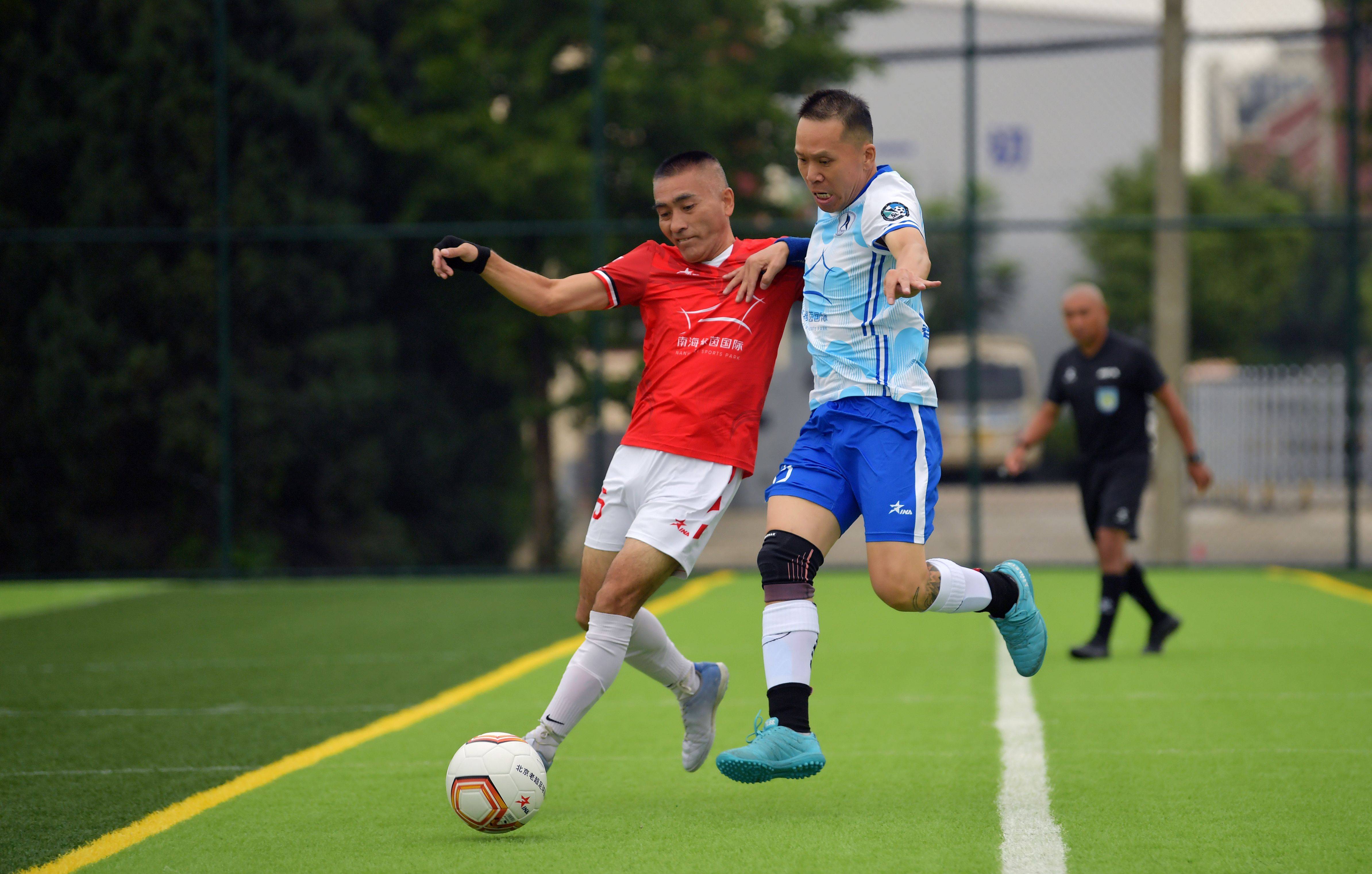 运动员们在赛场上展现出顶尖的球技