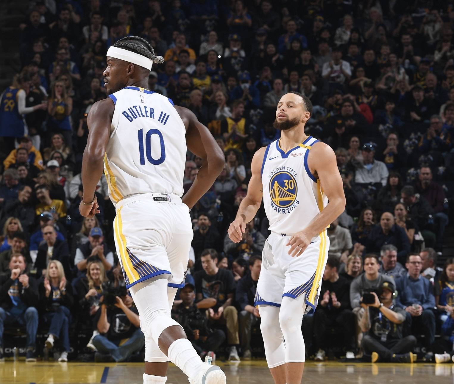 勇士豪取森狼胜利！库里分助球队反超胜出