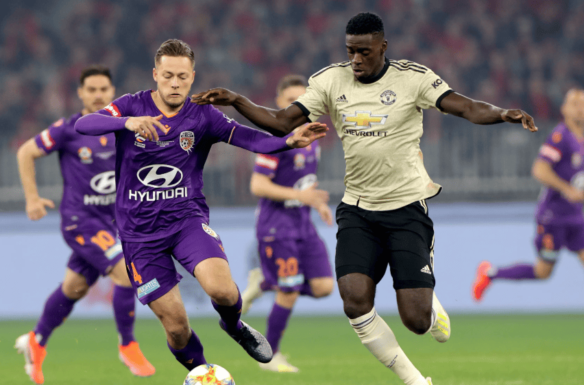 包含澳大利亚足坛：悉尼FC队在比赛中豪取胜利，领跑榜首！的词条