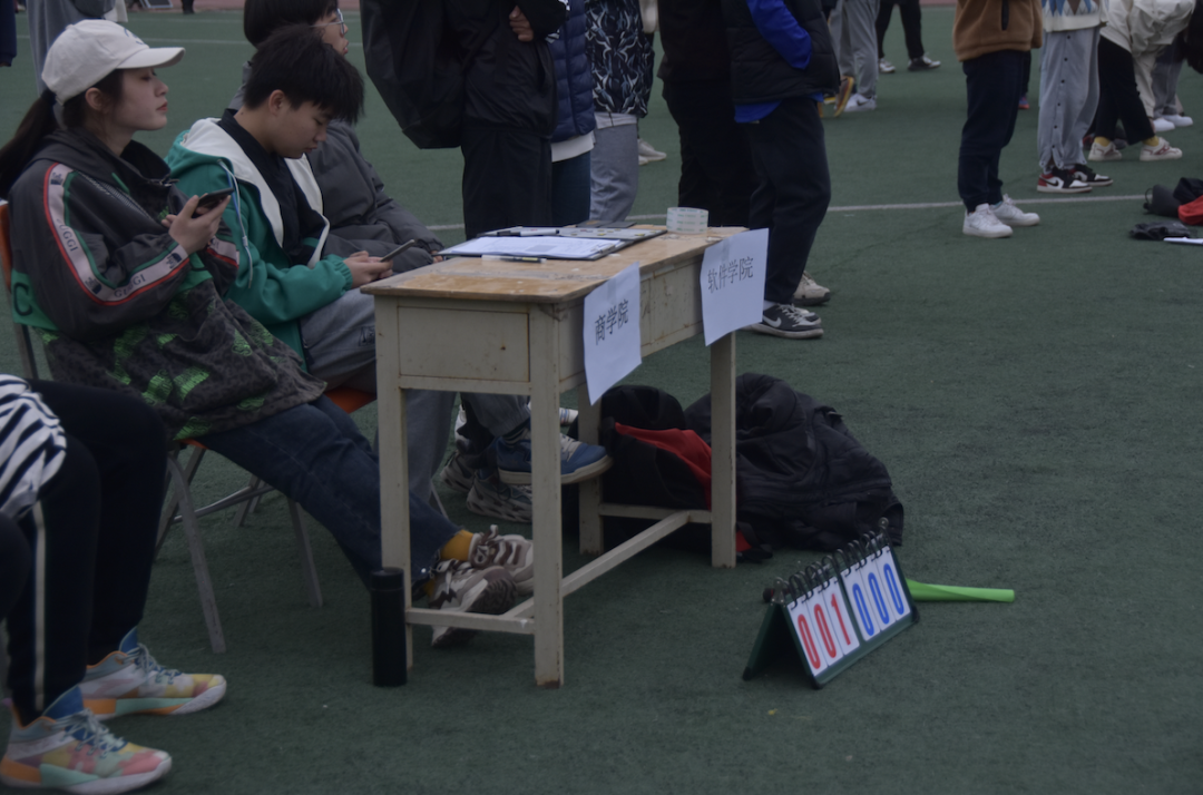 冠军宝座竞逐白热化，各支球队奋勇争先的简单介绍