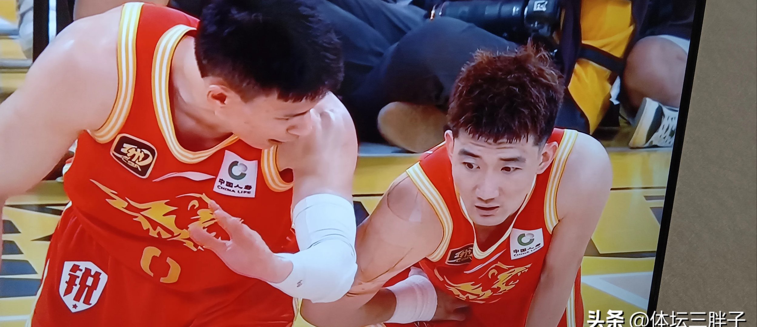 马刺碾压勇士,胡金秋高光表现 马刺碾压勇士,胡金秋高光表现